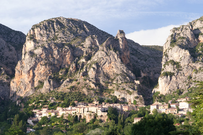 Het stadje Moustiers in de Provence, Frankrijk