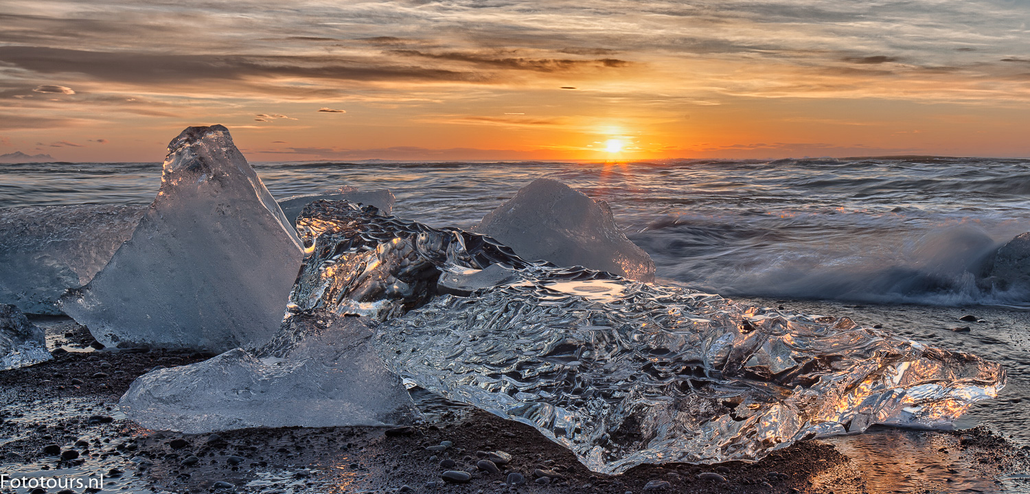 Foto ijs op strand IJsland, copyright Anne van Houwelingen